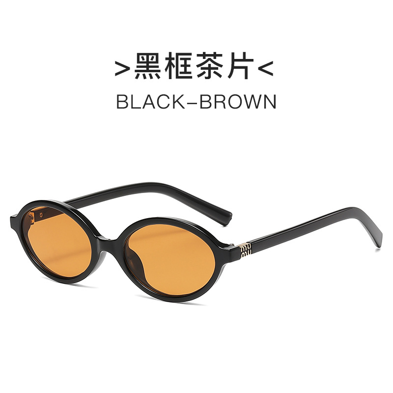 검은색 테두리가 있는 찻잎