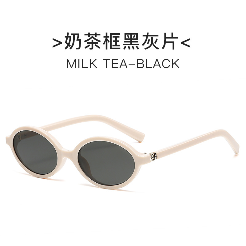 베이지색 프레임에 검정색과 회색 포인트가 있습니다.