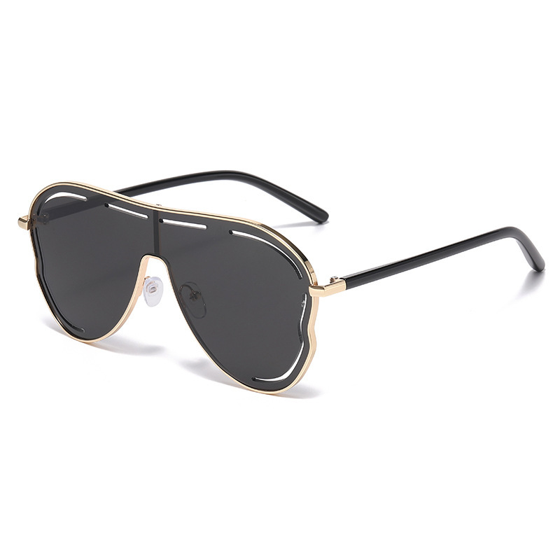 금색 프레임, 전체 회색 필름